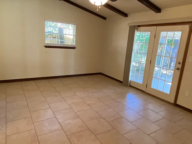 5709 NW Briarwood Dr — Photo 4