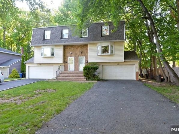 85 Primrose Ln, Paramus, NJ 07652