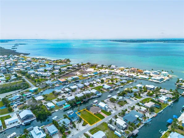 2290 Lemon St, Saint James City, FL 33956