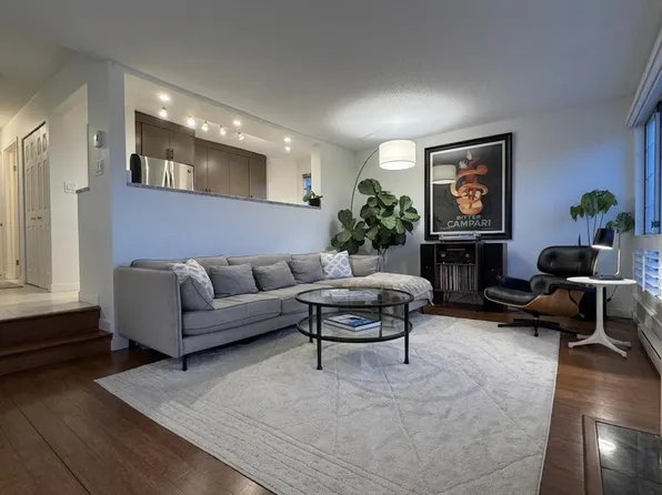 2440 Haywood Ave #202, West Vancouver, BC V7V 1Y1