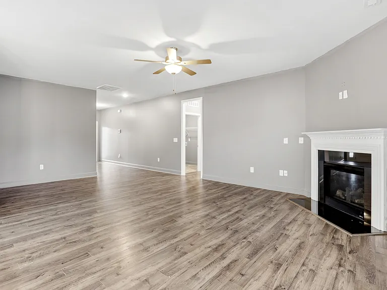 102 Glasgow Ln — Photo 11