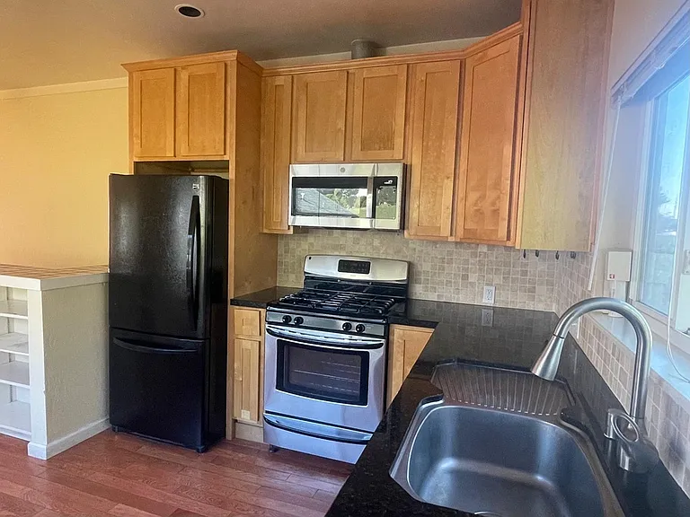 1150 James Pl #2 — Photo 6