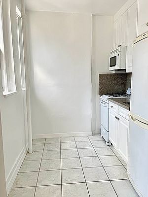 4th image of 400 E 50th St APT 4E