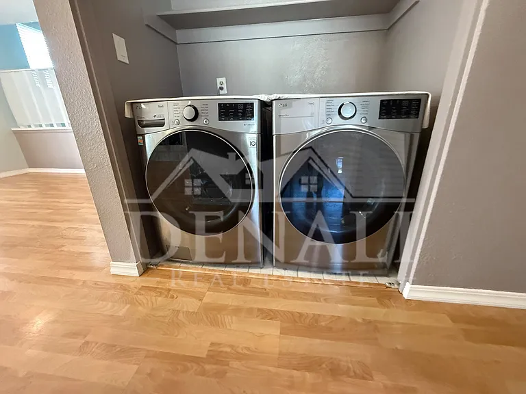 811 E Chilton Dr — Photo 35