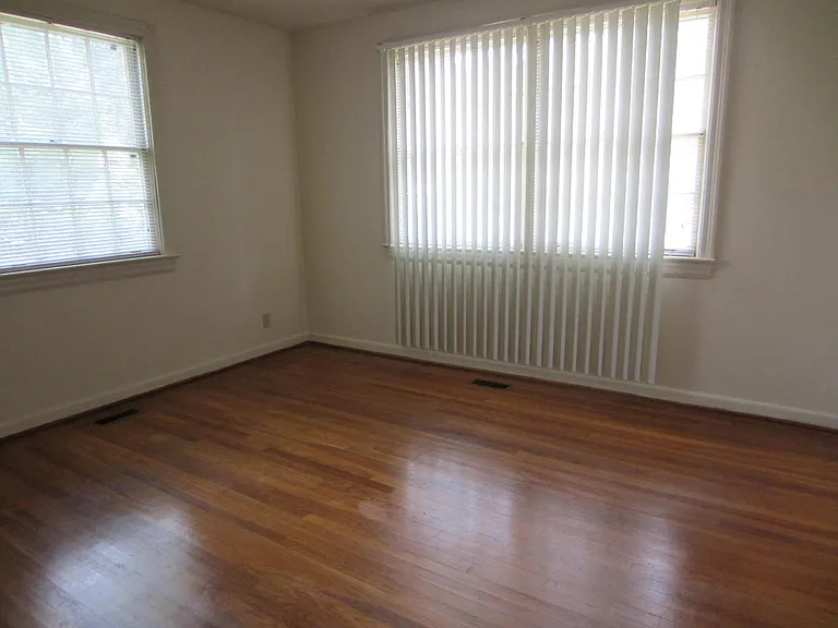 302 E College St — Photo 5