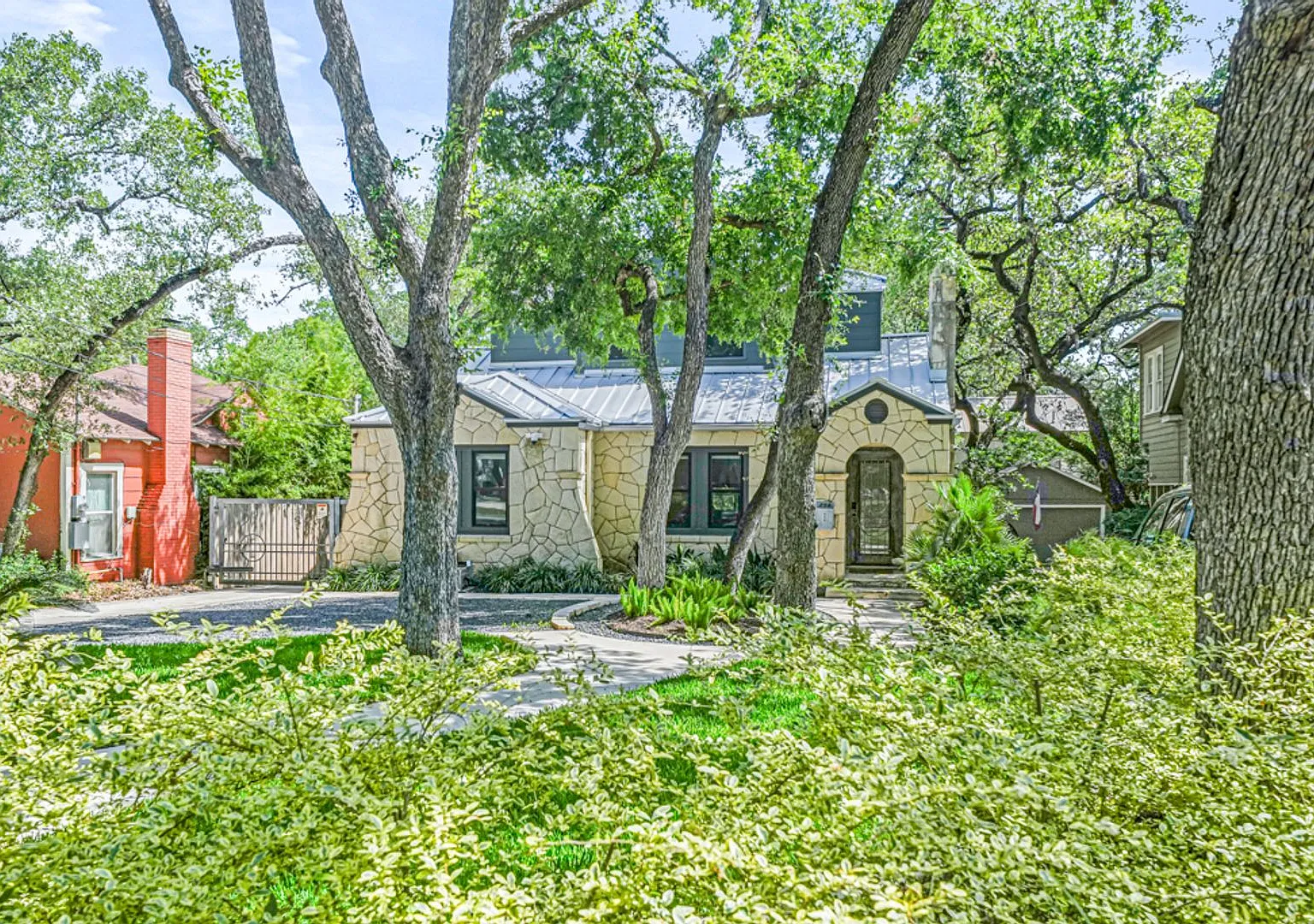 Renovated 5-Bedroom Home In Alamo Heights — Photo 3