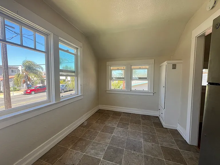 2821 Lincoln Ave — Photo 3