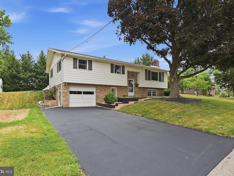 1st image of 137 Ridgefield Dr