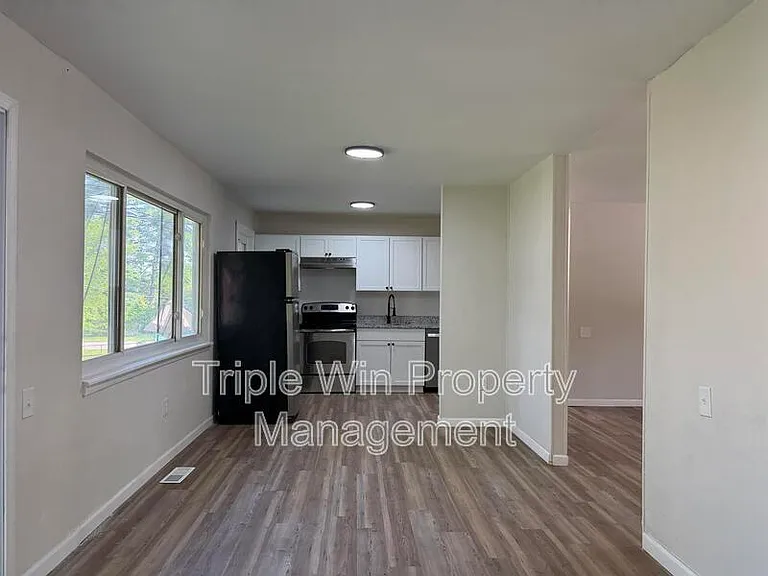945 Paddock Dr — Photo 10