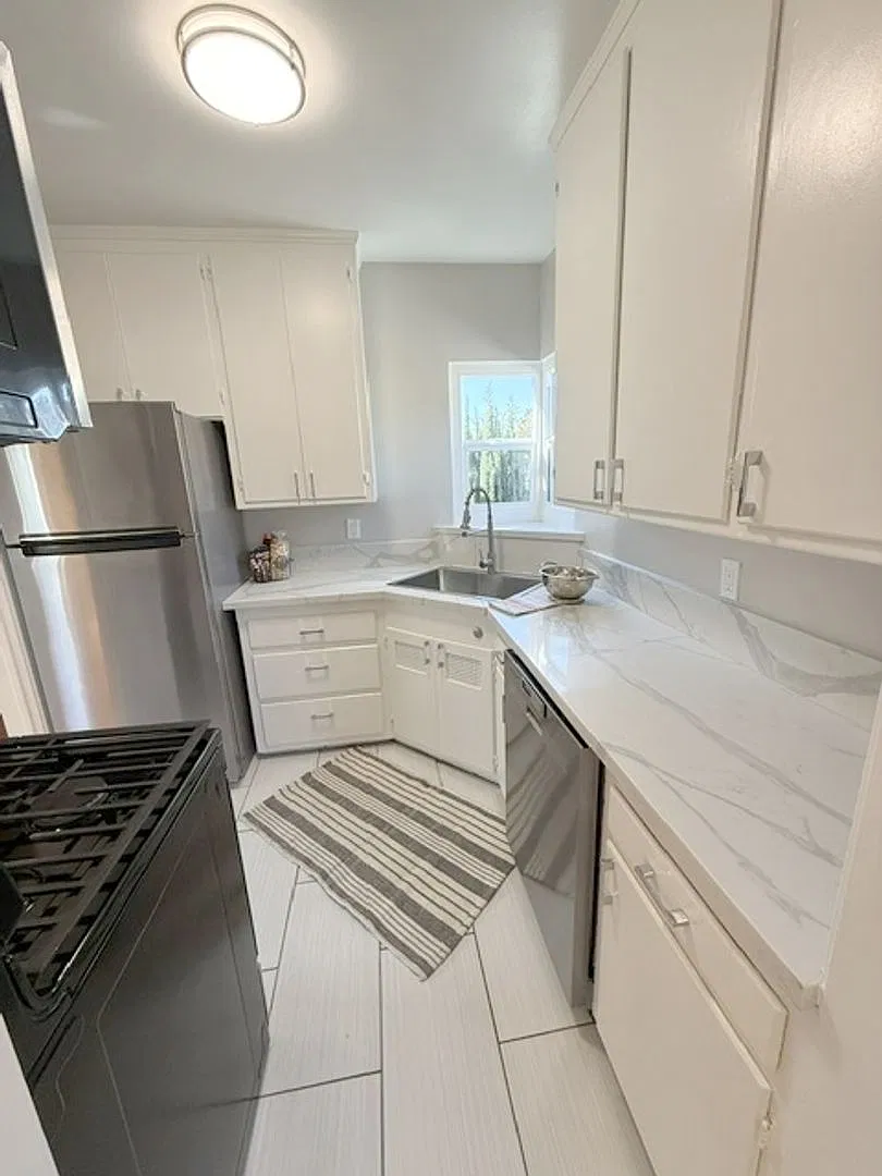 Stand Alone- No Shared Walls - 1 bedroom- Upstairs - Private Washer/Dryer, NEW Energy Efficient W... — Photo 4