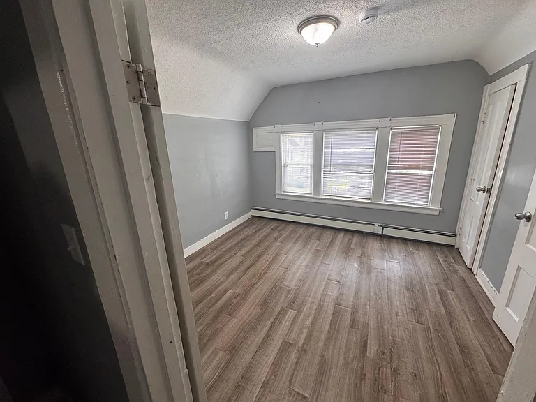 195 Edgewood St #3 — Photo 4