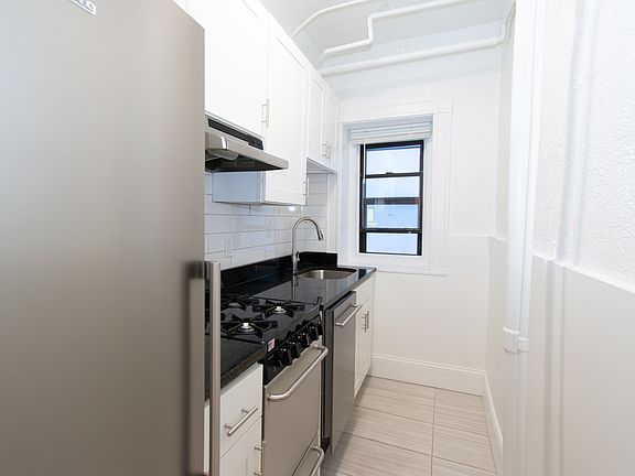 3rd image of 90 Westland Ave #710