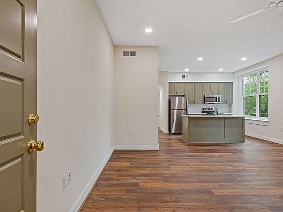 2nd image of 913 Greenway Ct APT 12