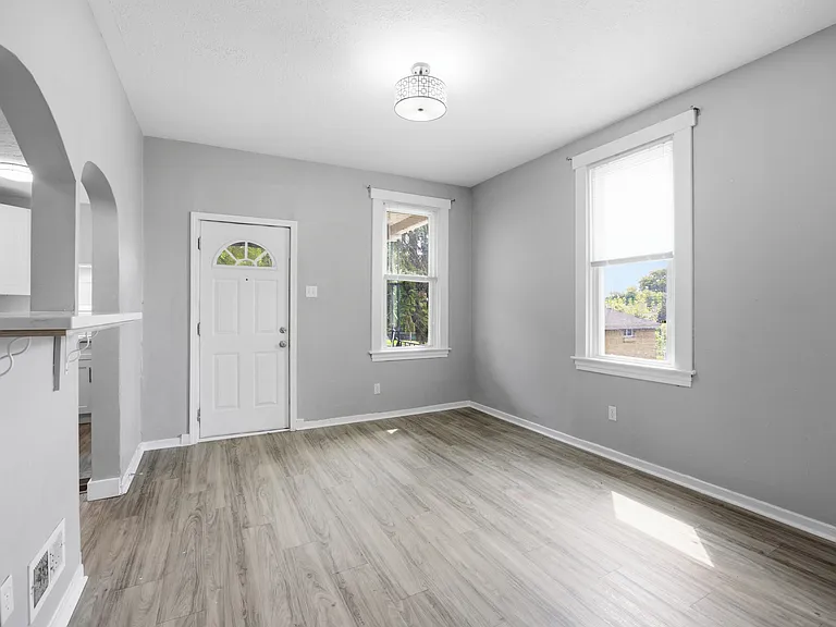 827 Hinnerman St — Photo 5