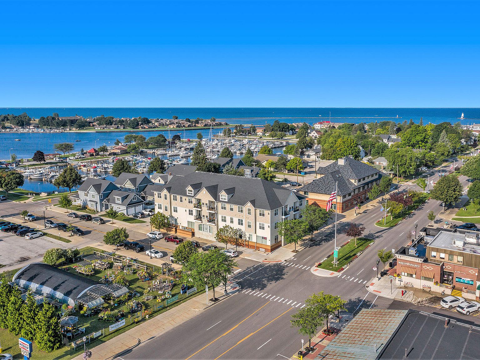 401 W Ludington Ave UNIT 206, Ludington, MI 49431 | Zillow