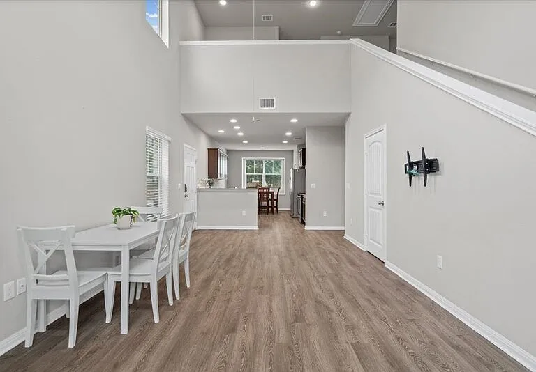 516 E Slaughter Ln — Photo 13