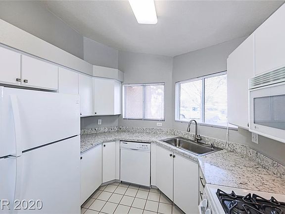 4th image of 821 Yacht Harbor Dr