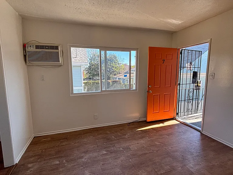 1513 W 28th St #7 — Photo 11