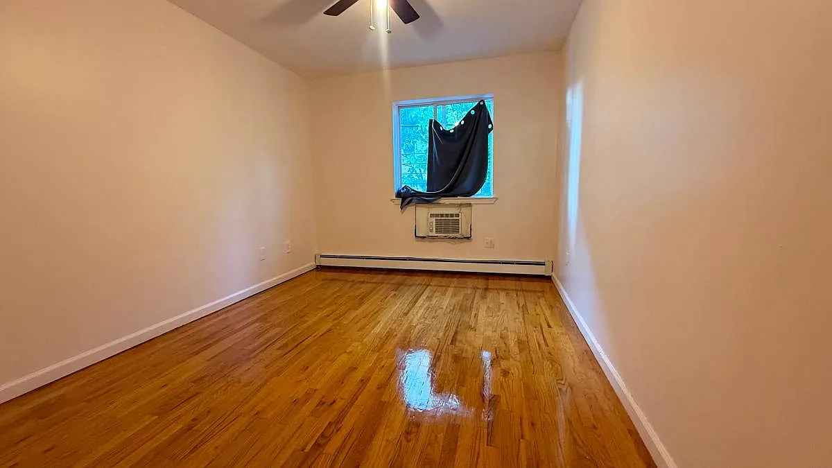 3 bed, 900 sqft, $3,000 — Photo 2