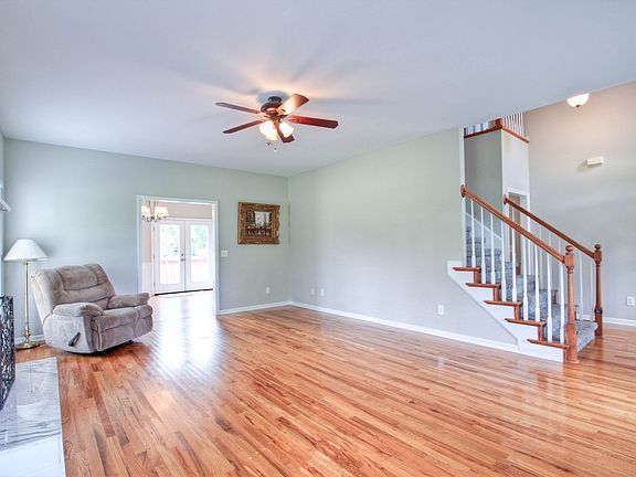 5th image of 153 Silverstone Dr