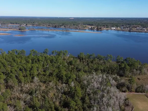 4130 Robinson Point Rd, Milton, FL 32583