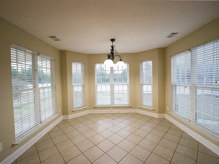 211 Silk Tree Trce — Photo 5