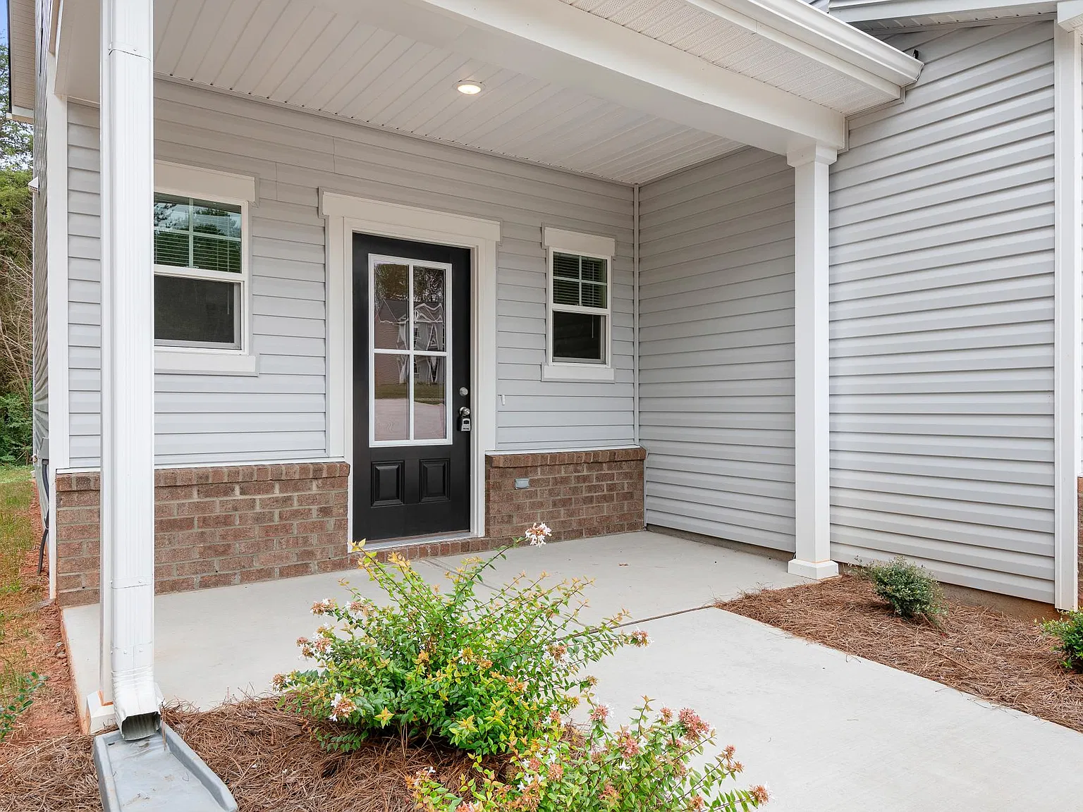 4 bed, 2.5 bath, 2101 sqft, $2,500 — Photo 4