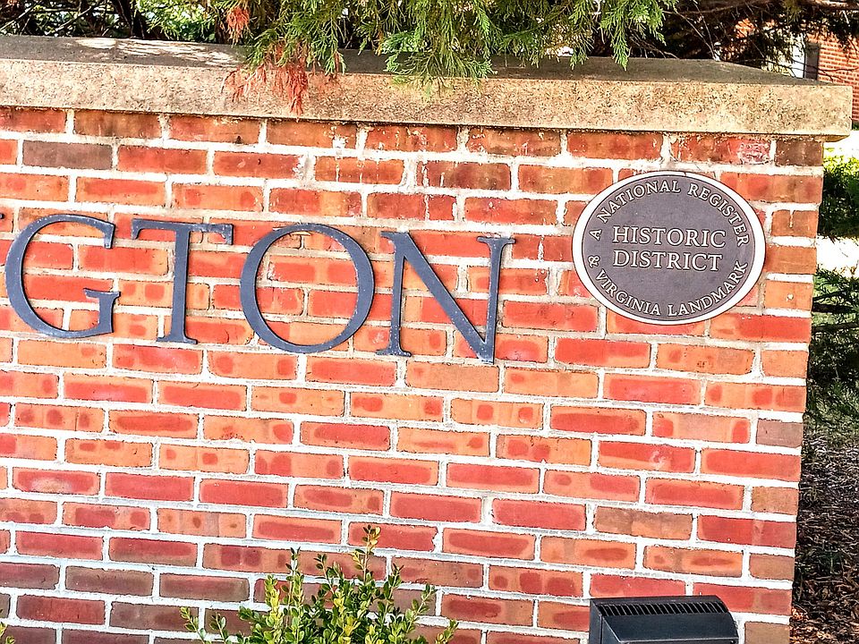 Fairlington Glen, the only National Historical Architecture Award Condominium in Arlington awarded in1968. It keeps its historical designs as originally built in 1960. ( Photos by owner)