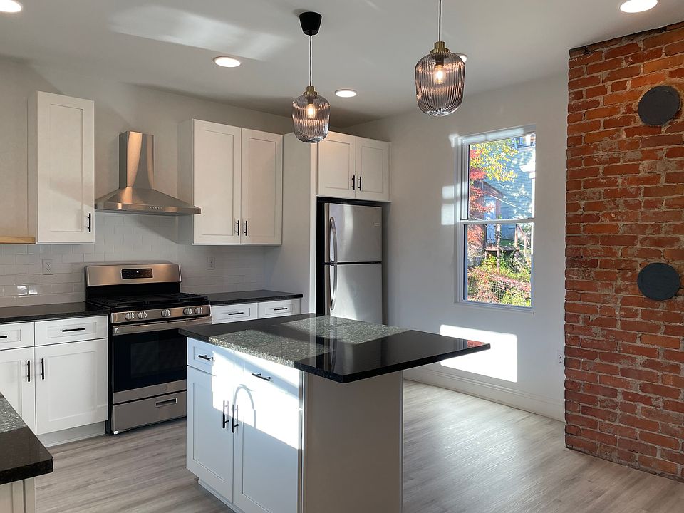 Chef's Kitchen with lots of Grannit tops