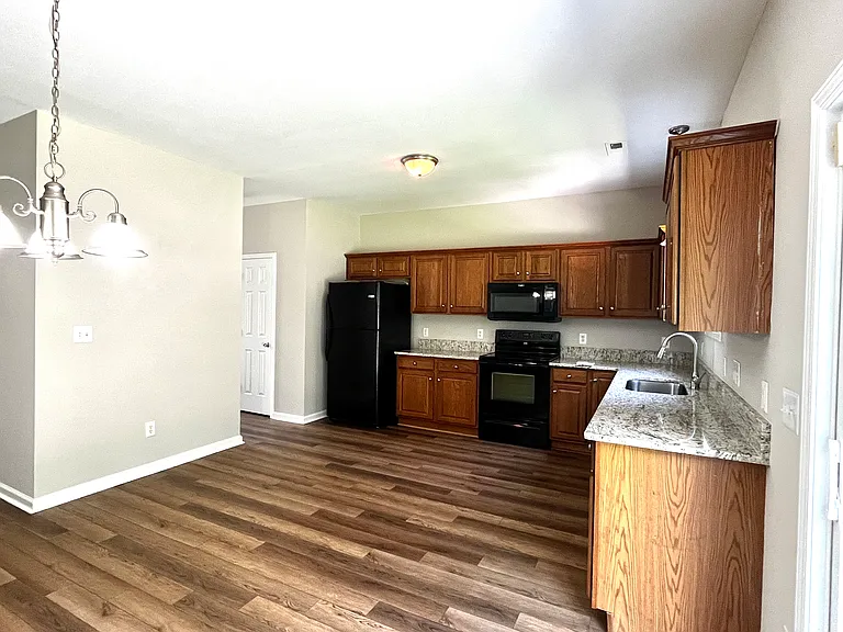 1044 Jade Ln — Photo 6