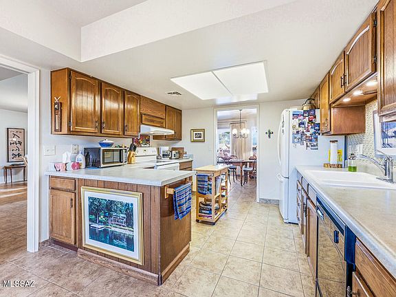 4th image of 1044 N Paseo Iris