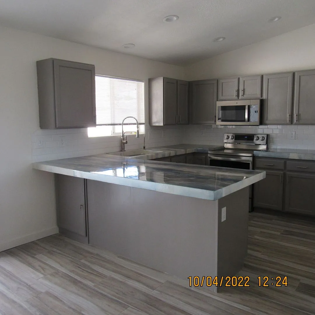 3 bedroom 2 bath pool home — Photo 2