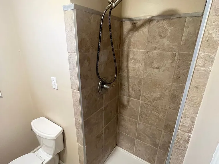 614 E Streeter Ave — Photo 9