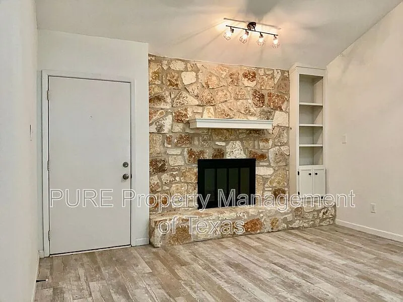 3 bed, 2.0 bath, 1113 sqft, $1,900 — Photo 2