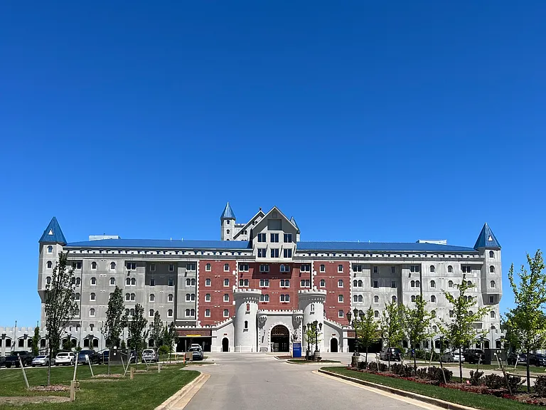 Grand Castle Apartments — Photo 16