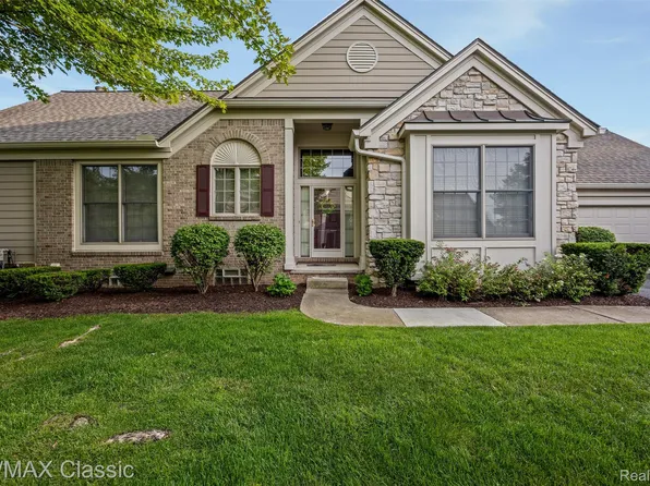 16934 Lochmoor Cir W, Northville, MI 48168