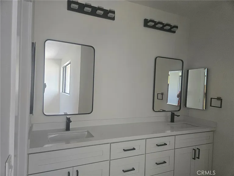 15137 Magnolia Blvd #C — Photo 11