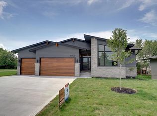 14402 Sutton Dr, Urbandale, IA 50323