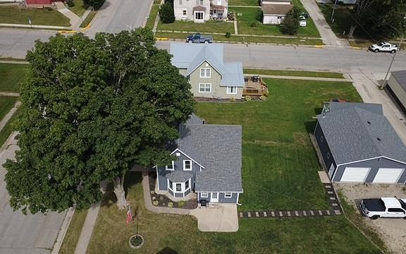 3rd image of 214 Maple St N