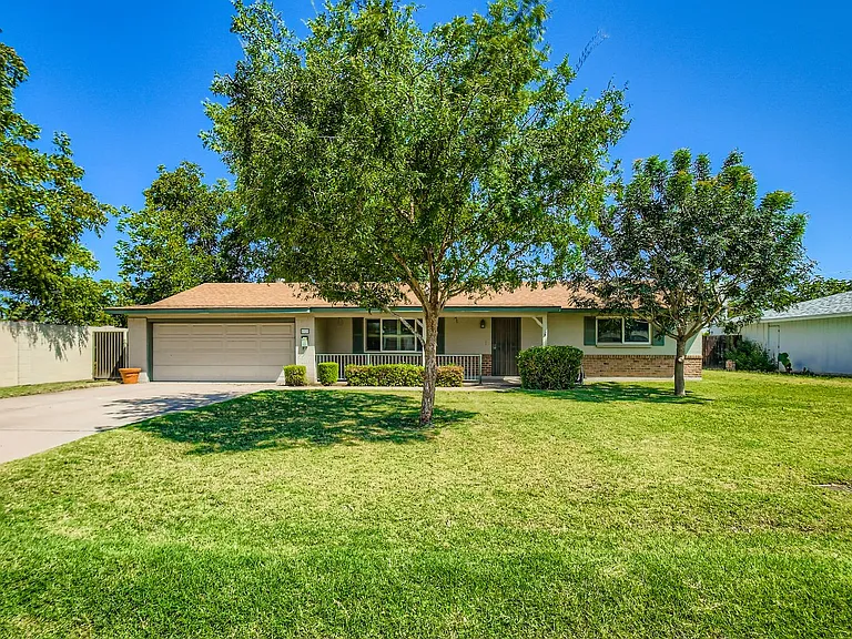 4020 E Earll Dr — Photo 1