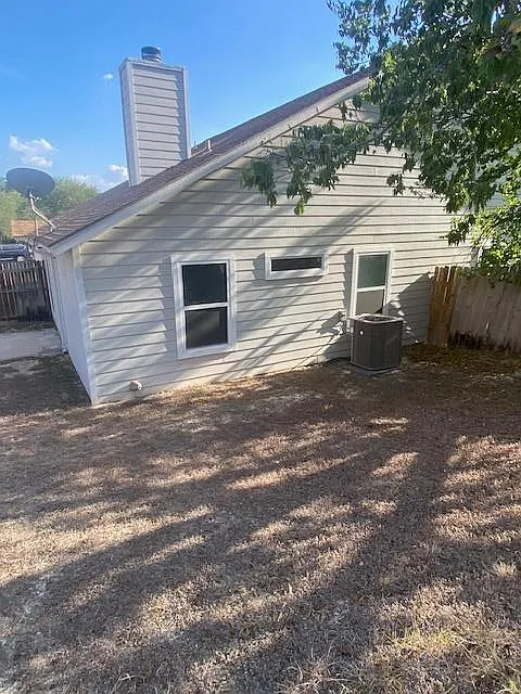 3 bed, 2.0 bath, 1063 sqft, $1,795 — Photo 2