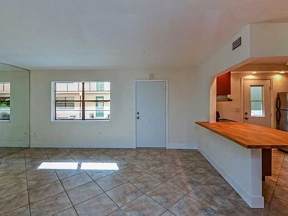 4th image of 3240 Mary Street