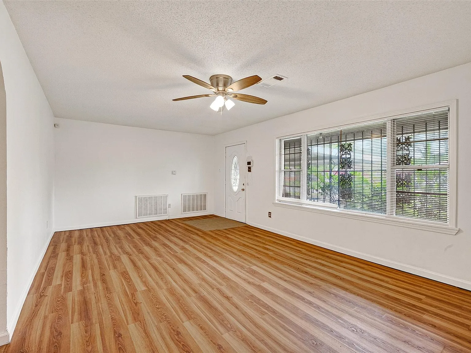 4 bed, 2.5 bath, 2095 sqft, $1,800 — Photo 4