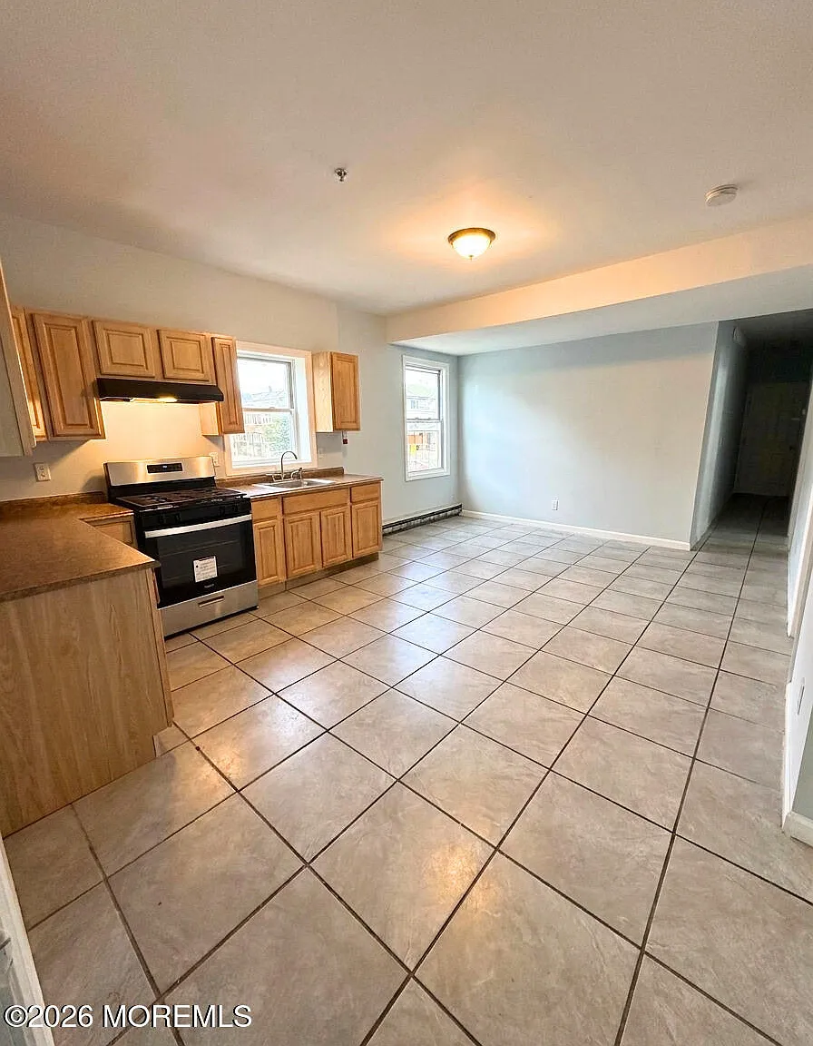 3 bed, 6184 sqft, $2,500 — Photo 2