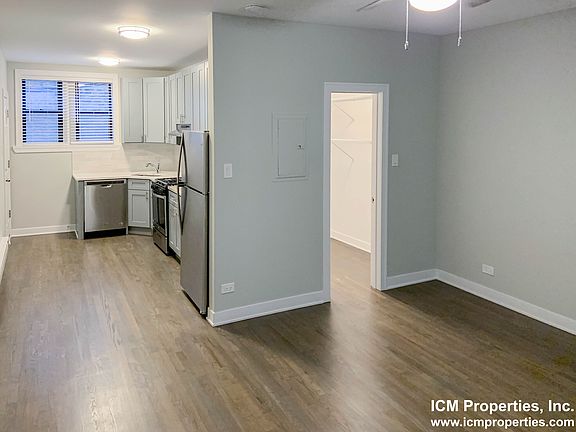 3rd image of 627 W Melrose St #D1
