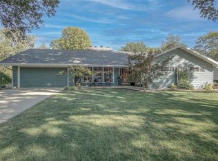 8105 Tomahawk Rd, Prairie Village, KS 66208