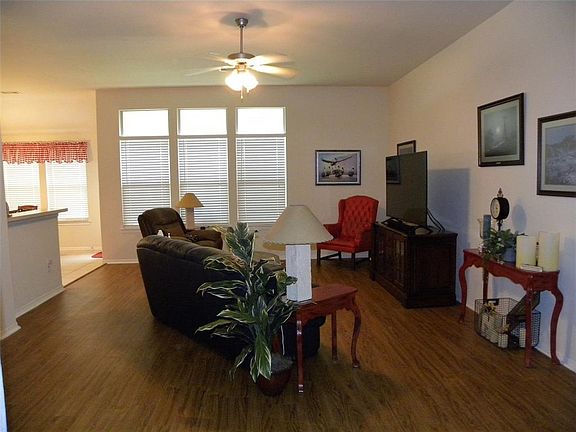 3rd image of 1003 Red River St