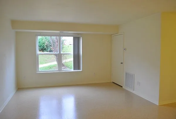 213 Laurel Ln #213 — Photo 2