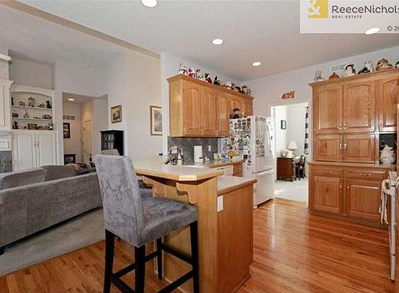 Kitchen with breakfast bar