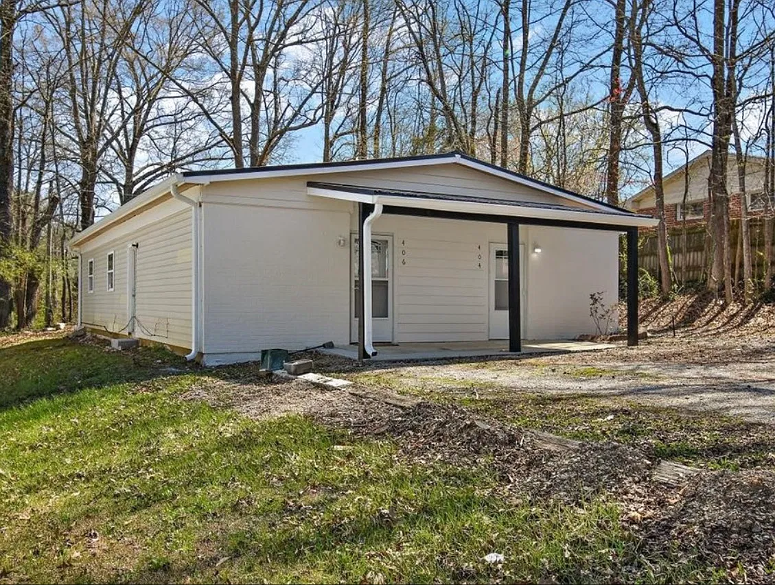 404 Chamberlain Dr — Photo 1